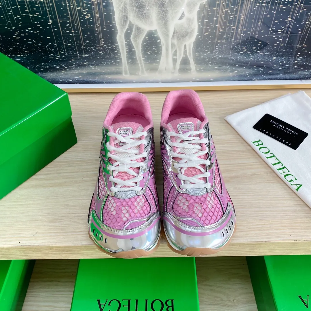 p620🐮🐮High-end version, the original 1:1 couple style new model is on the shelves🔥BV Orbit sneakers Wang Yibo's same style couple's Dad Runner sneakers, made of lightweight technical mesh fabric. Features a geometric patterned rubber outsole. The outsole is made of color-blocked TPU outsole. Size: women’s shoes 35-40, men’s shoes 39-45.